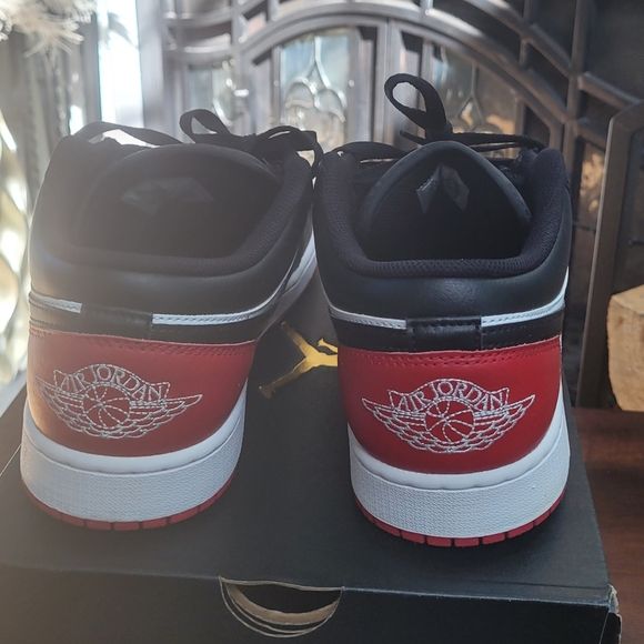 Mens Size 10.5 Nike Air Jordan 1 Low Black White Red Casual Sneakers 553558 161 - Picture 4 of 10